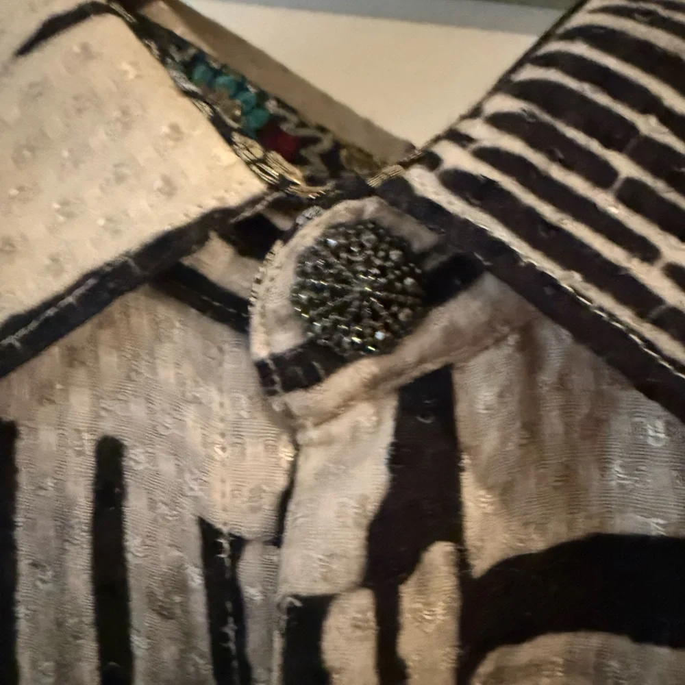 Robert Graham Abstract Black and White Shirt with Vibrant Lion Design - Picture 5 of 12